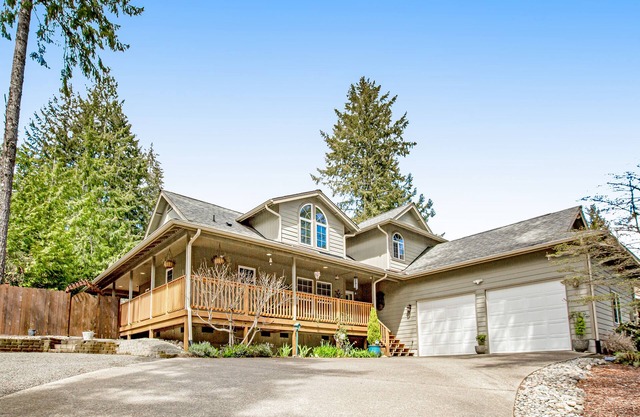Fairway-view home with deck, grill, central AC, game room, Ping-Pong, & WiFi