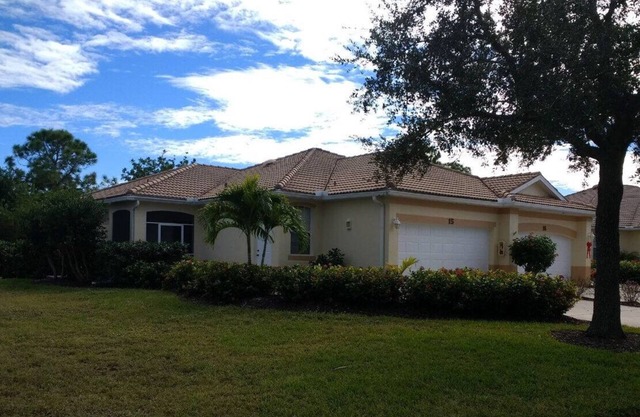 Family And Pet Friendly, Two Bed Room Villa With Garage. Steps From Heated Pool.