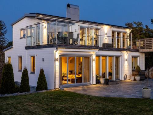 Family apartment by Eddie