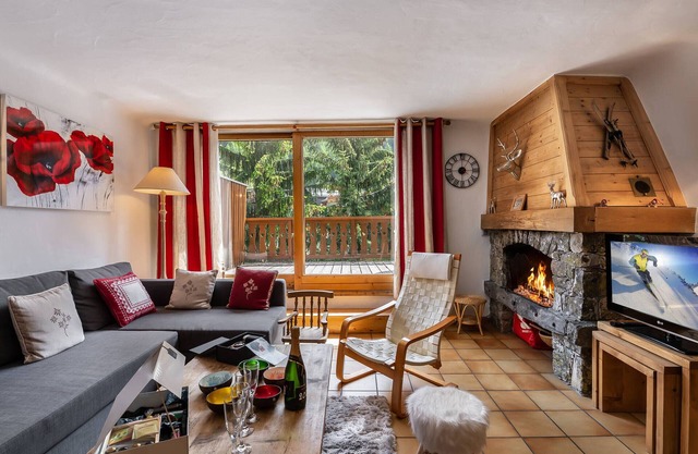 Family Chalet in Central Courchevel le Praz - Sleeps 8, Close to Slopes, South-Facing Terrace