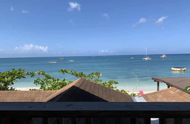 Family Comfort in Jamaica - Enjoy 7 miles of White Sand Beach! by RedAwning