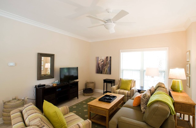 Family Friendly-Highly Rated. 1 Block to the Beach, Discounted to fill openings.