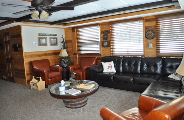 Family Friendly Country Lodge 15 Minutes Away from Waterton Lakes National Park