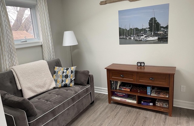 Family friendly cottage - 4 minute walk to main beach!