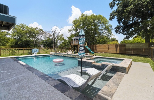Family friendly Coastal Getaway w/pool. 5 Minutes to Kemah Boardwalk!