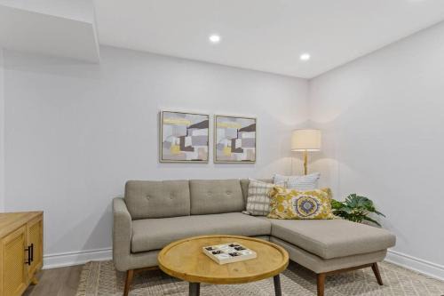Family Friendly - Cozy - HOT TUB - Near UOIT