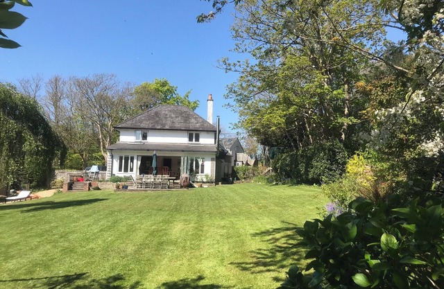 Family friendly 6 bedroom house, in a New Forest coastal village with beach.