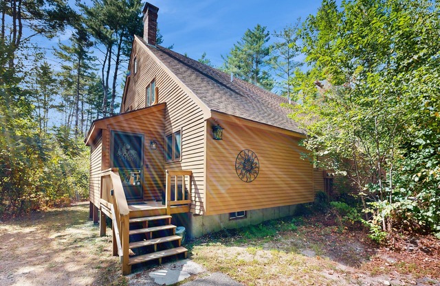 Family-Friendly Home close to local attractions: AC & Shared Pool/Tennis Courts