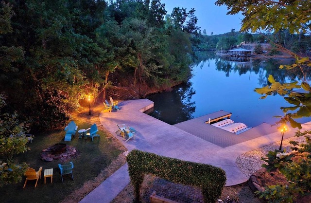Family friendly, Lake Martin getaway.Close to Auburn!