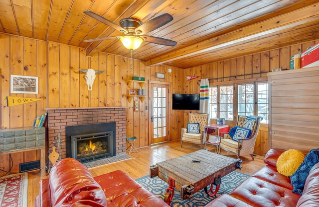 Family-Friendly Lake Waubesa Home: Boat + Swim!