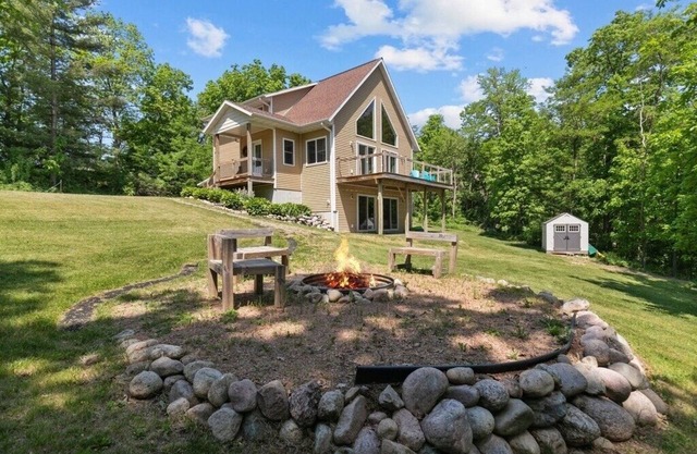 Family Friendly Lake Home Sleeps 14, Sandy Beach, Lake Toys, Fire Pit, Sunrises!