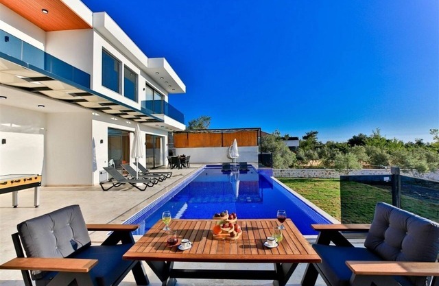 Family friendly new villa; Big pool, Sauna/hot tube, 2 Jakuzzies,Turkish Hamam