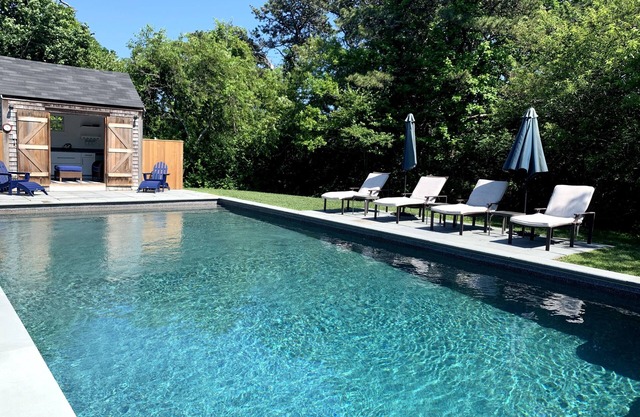 Family Friendly Oasis: Private Acre, Heated Pool, Bikes, Walk to Town & Brewery