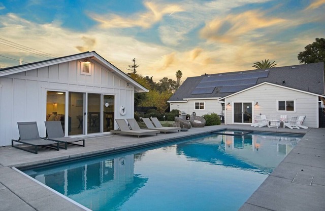 Family Friendly Palmer Farmhouse Pool Spa Putting Green Walkable to DT