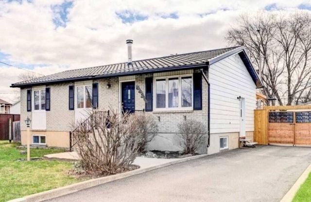 Family-Friendly Spacious 2BR Cozy Basement suite | Near Attractions | Sleepsn5