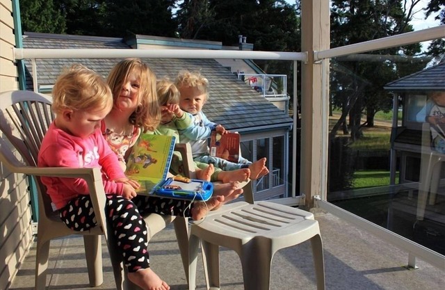 Family-Friendly Townhouse – Steps to the Sand in Parksville, BC!