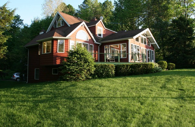 Family get away to this charming cottage on 600 ft of Lake
