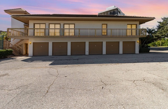 Family Guesthouse with Pool Views minutes from Nokomis Beach