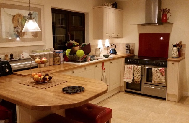 Family home in beautiful Oxfordshire countryside! Garden, parking & local walks.