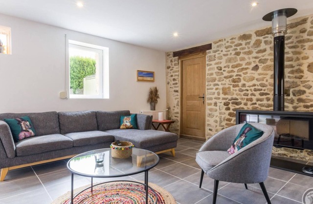 Family house with private garden and children's facilities, near the sea