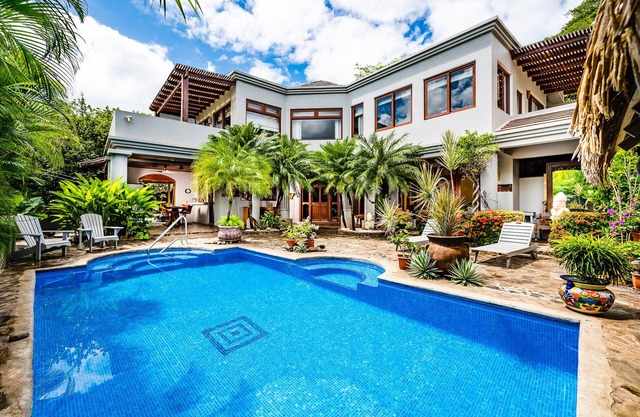 Family Paradise 6-BR Villa w/private pool Steps from Beach and Tamarindo Town