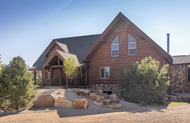 Family Reunion Lodge Sleeps 22 with Pickleball, Ziplines, Firepit+ 90 min to SLC