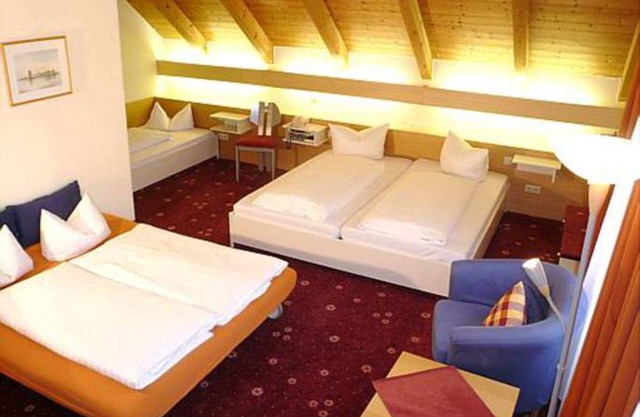 Family room with WC and shower/bath for max. 4 people. - AKZENT Hotel Restaurant