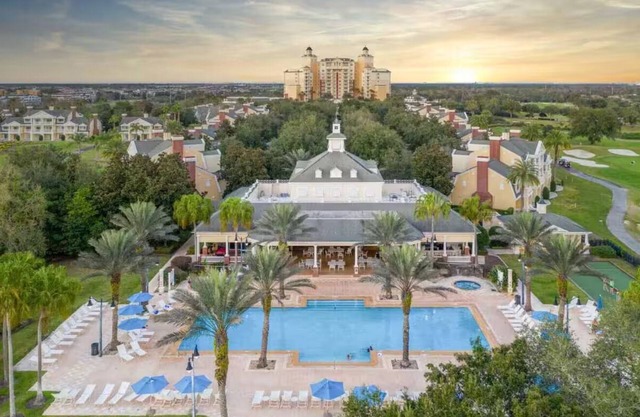 Family sized. Great Location. Shuttle to Disney. Waterpark. Access to amenities