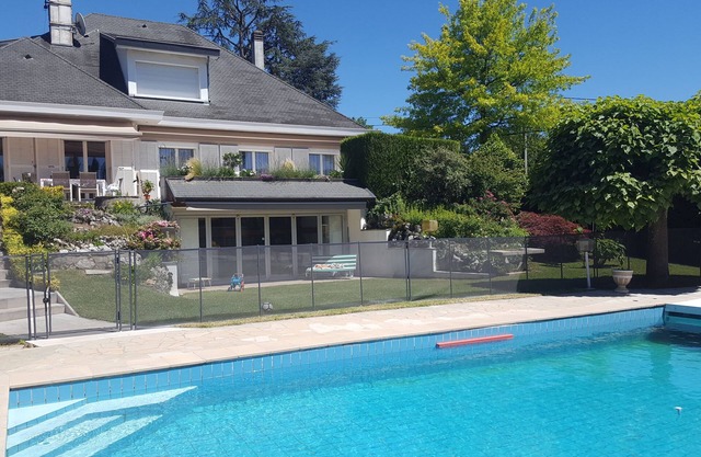 Family villa with swimming pool 10 minutes from Lyon