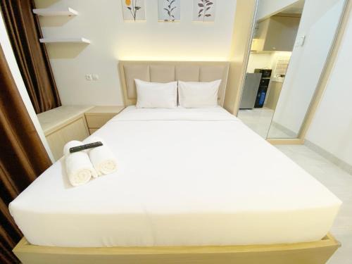 Fancy and Nice Studio at The Alton Apartment By Travelio