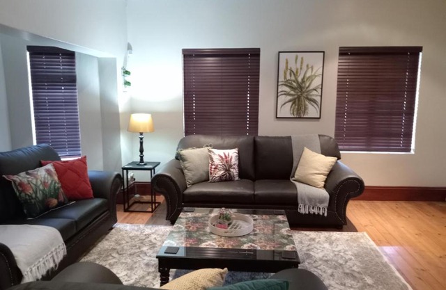 Fancy Pansy 4: Secure Modern 2 bed family home