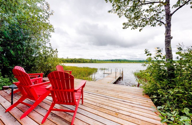 Fantastic Lakefront Cabin W/Free WiFi, Three Kayaks, Private Dock, & Firepit