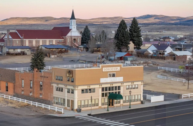 Fantastic location for large groups or family reunion stays!