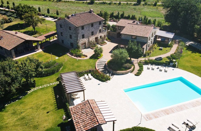 Fantastic Tuscan Villa, heated Pool large party room and professional kitchen.