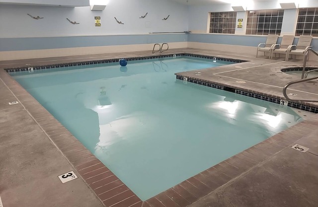 Fantastic View of Pullman! 2 Relaxing Rooms, Pool, Free Breakfast and Parking