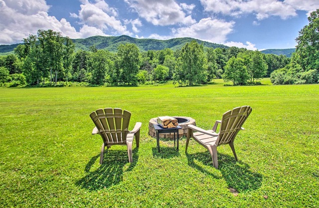 'Farm House' Cottage w/ Deck, 5 Mi to River