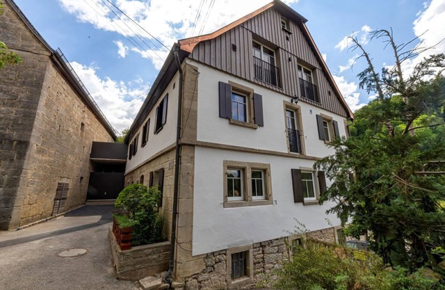 Farmhouse idyll meets home design - whirlpool, sauna and fireplace