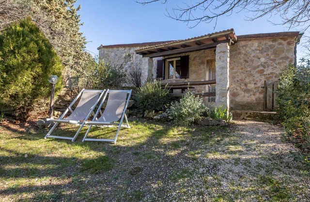 Farmhouse "Gufo" with Shared Pool, Private Terrace & Wi-Fi