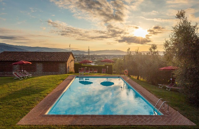 Farmhouse near Lucca. 3-room apartment with swimming pool vineyards, olive trees