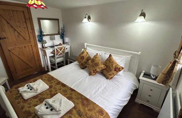 Farmhouse - Sleeps 6 - Pet friendly - Garden