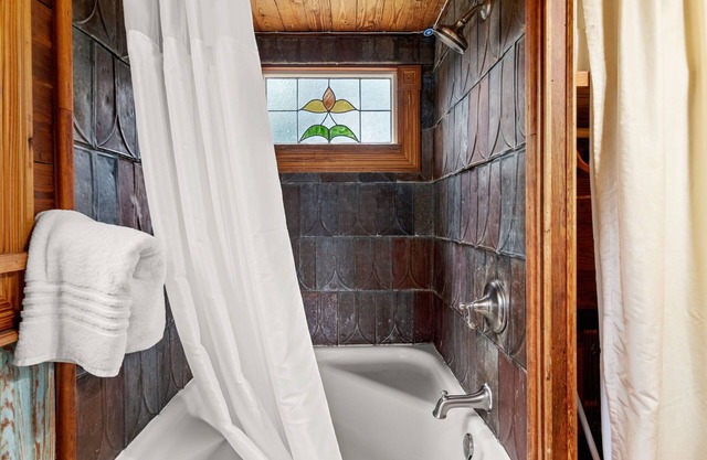 Featured in USA Today -Tiny Texas House-King Bed-Private Hot Tub