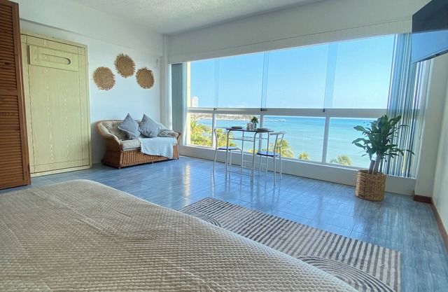 FelipaStudio in front of the sea