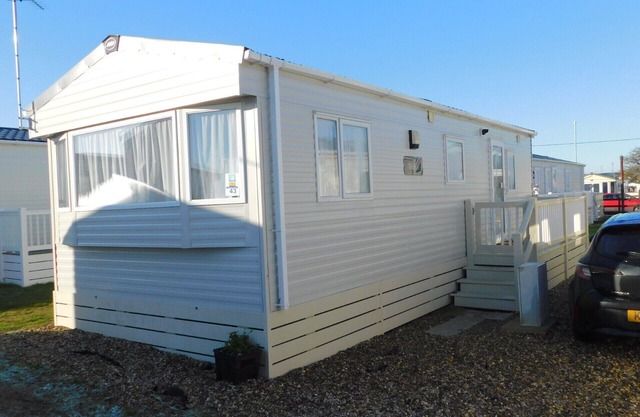 Felixstowe Sea Views. Cosy 2-bedroom static caravan, parking, wifi,