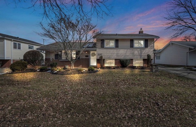 Fenced backyard - Pets OK - 3 Bd 3 Ba
