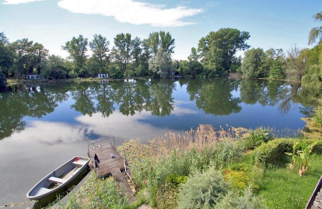 Ferienwohnung mit großer Terrasse am Privatsee
