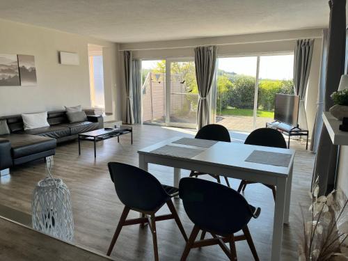 Ferienwohnung-mit-grosser-Terrasse-und-Garten-fuer-Geniesser