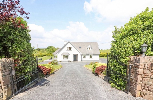 FERN VIEW HOUSE, family friendly in Beaufort, County Kerry