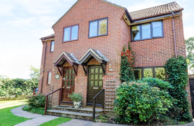 FIELDSIDE, pet friendly, with a garden in Totland