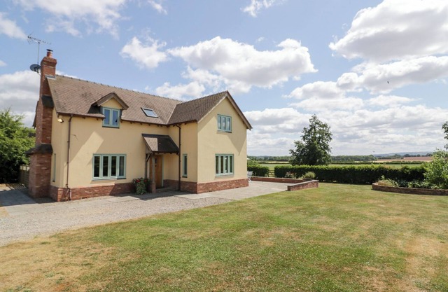 FILLY BROOK, pet friendly, with hot tub in Bishop's Frome