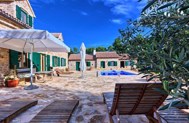 Finca Hvar - 3 individual houses, 5 bedrooms, bicycles for all, and a pool